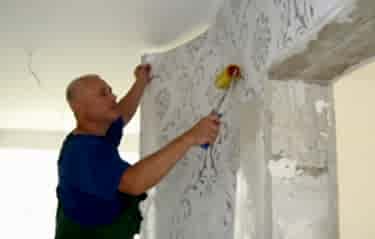 Почему отклеиваются обои?